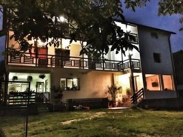 Фото номера Трехместный номер Гостевой дом Livada cu Meri г. Căpăţîneni-Ungureni 12